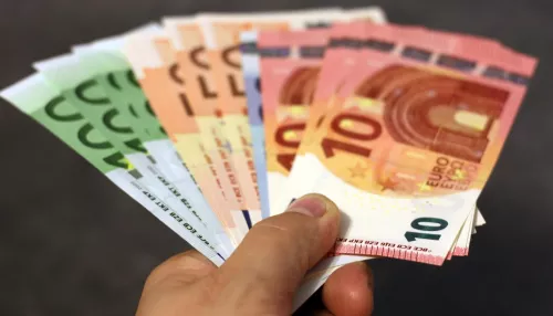 Курс евро впервые с июня 2020 года упал до 77 рублей