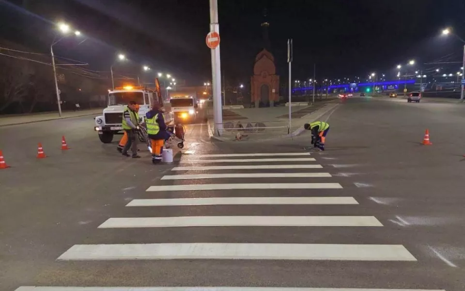 В Барнауле обновляют дорожную разметку с приходом тепла