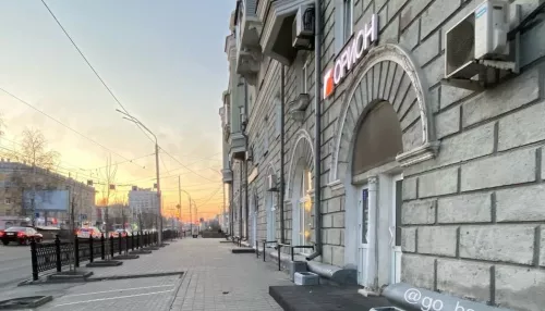 Барнаульцы пожаловались на разрушение фасада в доме под шпилем