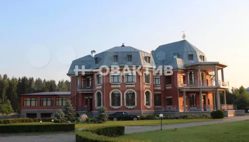 В Бийском районе продают огромный особняк с зоной барбекю и гаражом на 10 машин