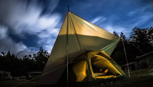 В новосибирском лесу тела двух мужчин нашли в палатке