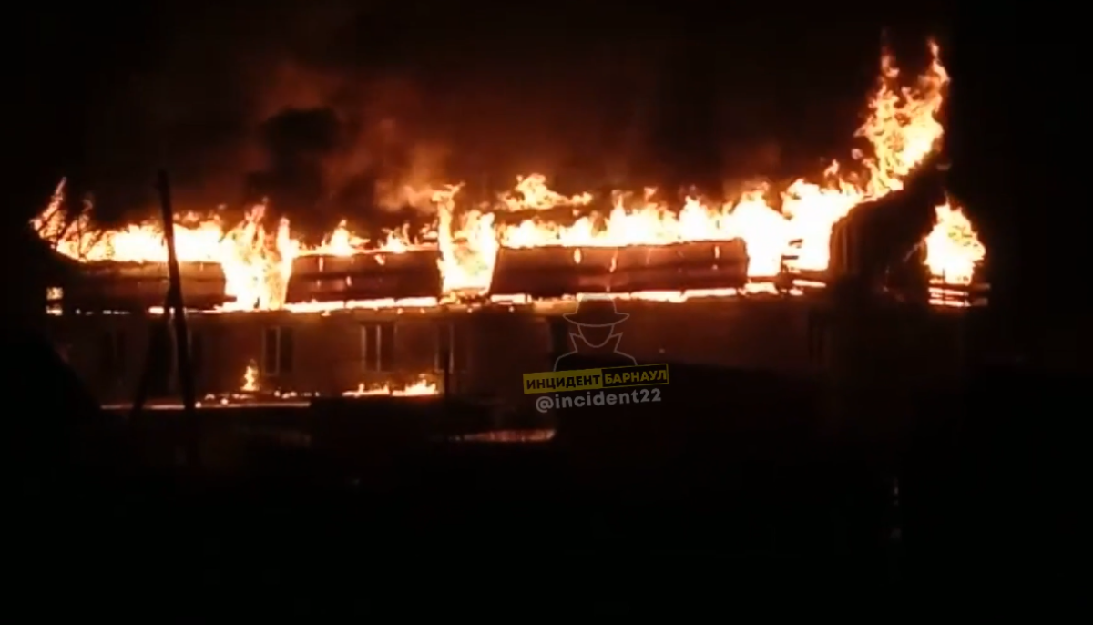 В Ребрихе мощное пламя охватило крышу местной гостиницы - Толк 28.04.2022