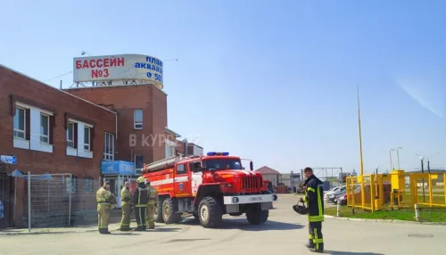 В Барнауле загорелся забор СК Адриатика из-за костров дачников
