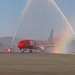 На Алтае первый чартерный самолет с туристами встретили водной аркой