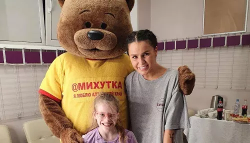 В Барнауле певица Zivert встретилась с особенной девочкой после концерта