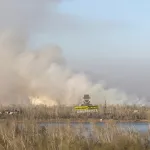 Угрозы нет: в Барнауле загорелись луга за Новым мостом