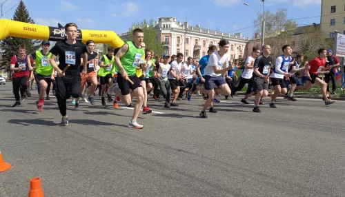 В Барнауле на площади Советов пробежали эстафеты по легкой атлетике