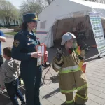 В Барнауле пожарные разрезали машину и устроили пожар на площади Свободы