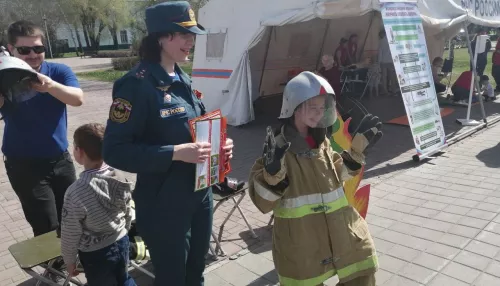 В Барнауле пожарные разрезали машину и устроили пожар на площади Свободы
