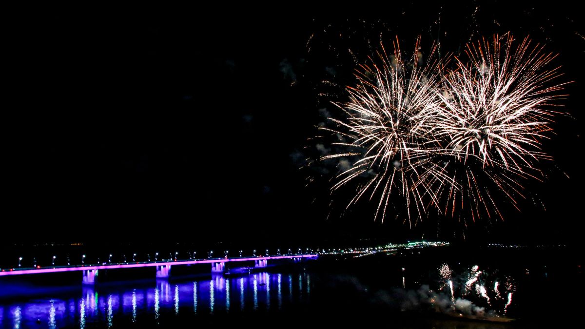 Салют над акваторией Оби