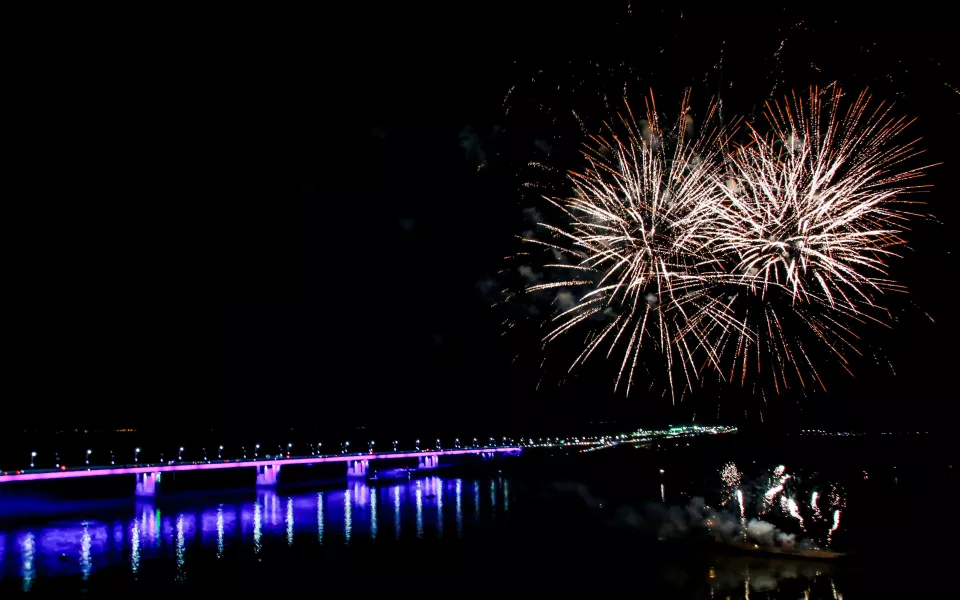 Восьмиминутный праздничный салют над Обью ждет барнаульцев на День Победы