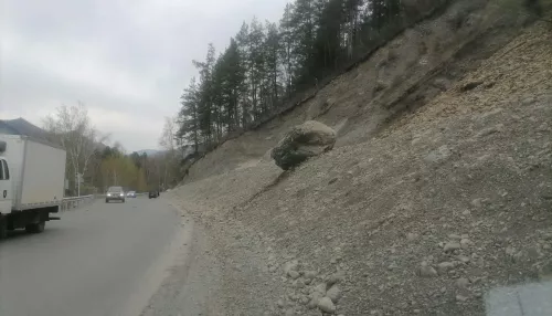 На Алтае камни со склона рухнули на дорогу недалеко от Чемала