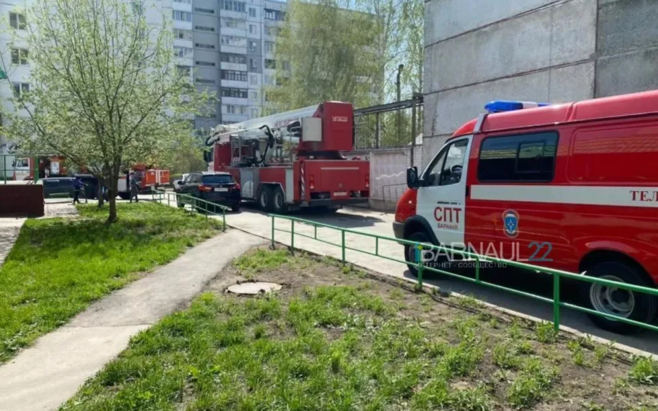 В Барнауле на Павловском тракте произошел пожар в квартире