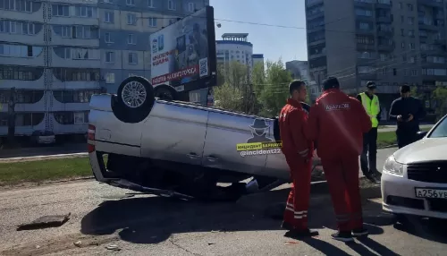 В Барнауле на улице Малахова произошло ДТП с перевертышем
