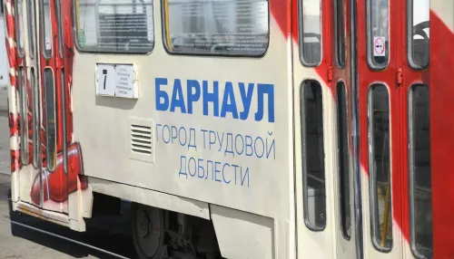 По краевой столице начал курсировать трамвай Барнаул — город трудовой доблести