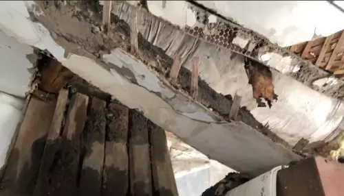В Барнауле в аварийном доме чердак обрушился в квартиру с потоком кипятка