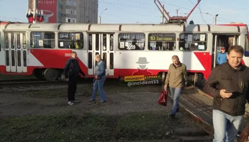 В Барнауле на кольце Малахова сломался трамвай и встало движение