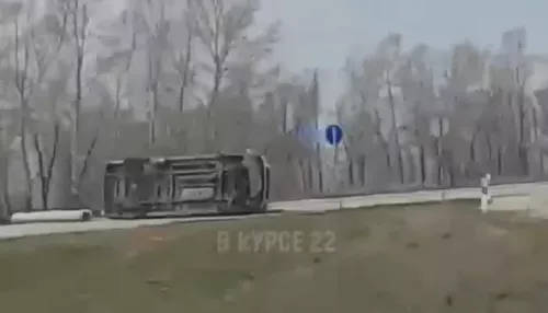 В Алтайском крае на трассе авто перевернулось на бок и пассажир вылетел в окно