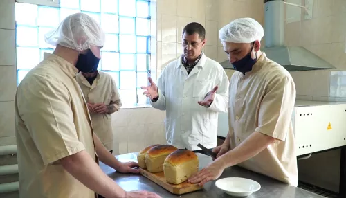 Осужденных в барнаульской колонии учат печь профессиональный хлеб