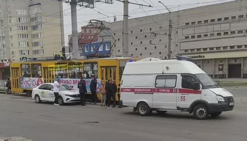 Выбежала на красный: в Барнауле возле ТЦ Простор таксист сбил пешехода
