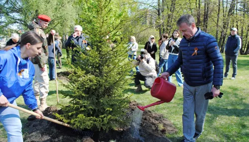 В Барнауле единороссы вместе с волонтерами посадили Сад памяти