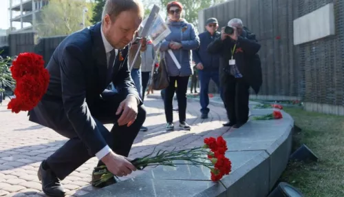 Виктор Томенко возложил цветы к Мемориалу Славы в честь Дня Победы