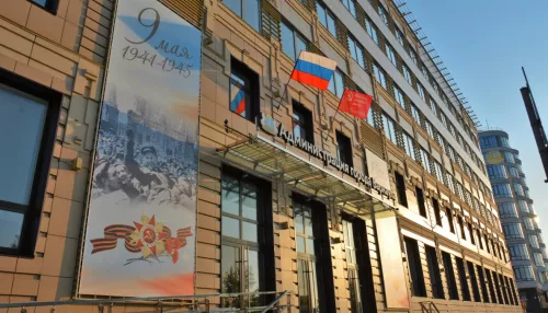 В Барнауле копии Знамени Победы подняли над городскими зданиями