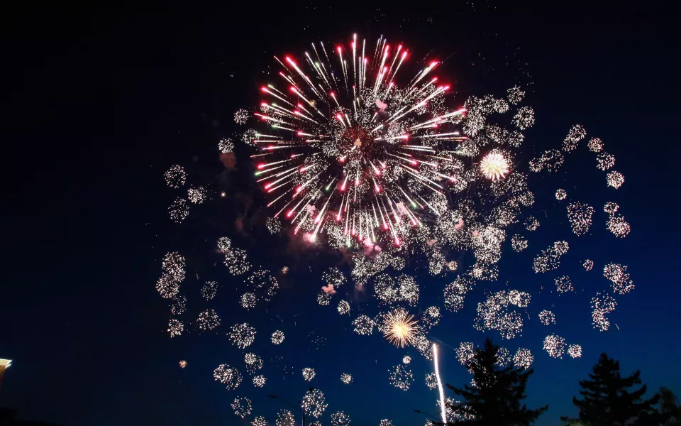 Громко и ярко: где прогремят праздничные салюты в Барнауле на 9 мая