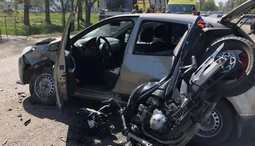 В Бийске мотоциклист разбился в жестком ДТП с Renault