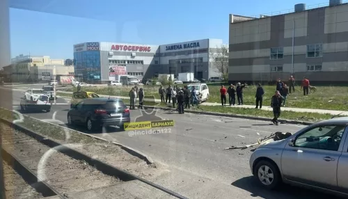 В Барнауле машина вылетела на тротуар после ДТП на улице Попова