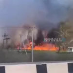 В пригороде Новоалтайска сухая трава загорелась рядом с заправкой
