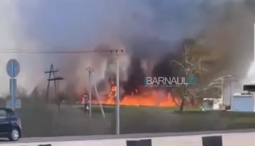 В пригороде Новоалтайска сухая трава загорелась рядом с заправкой