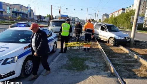 В Барнауле пьяный водитель выехал на трамвайные пути и врезался в столб