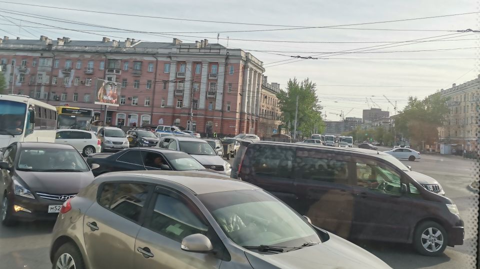 Пробка на пл. Октября в Барнауле, 2022 год