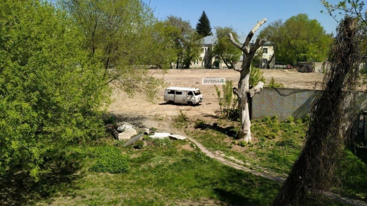 В Барнауле во дворе дома стоит разбитая машина скорой помощи - Толк 13. .