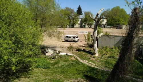 В одном из дворов Барнаула нашли разбитую машину скорой помощи