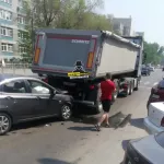 В Барнауле легковушка влетела в грузовик на проспекте Комсомольском