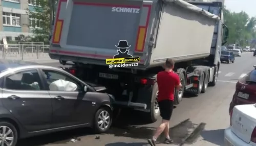 В Барнауле легковушка влетела в грузовик на проспекте Комсомольском