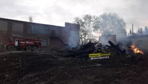 В Заринском районе ночью сгорело здание лесхоза