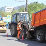 В Барнауле дорожники латают дыры на дороге по улице Попова
