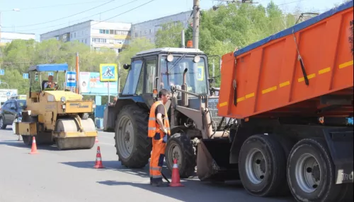 В Барнауле дорожники латают дыры на дороге по улице Попова