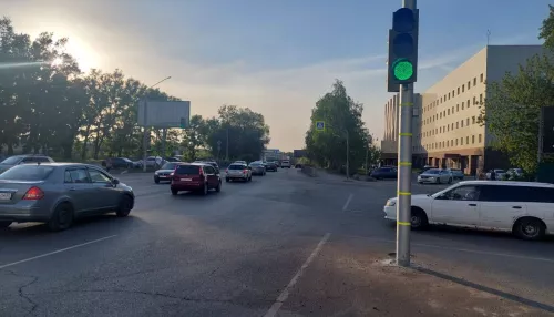 В Барнауле заработал новый светофор на перекрестке Калинина и Цеховой