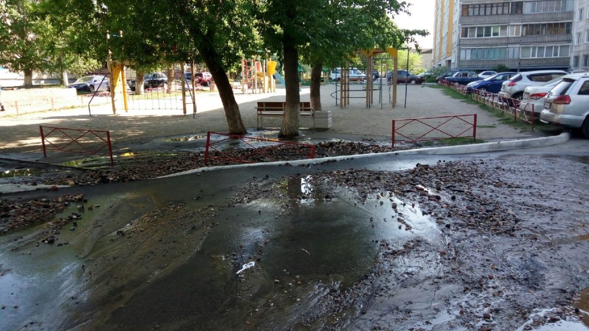 Прорыв воды на ул. Горно-Алтайская