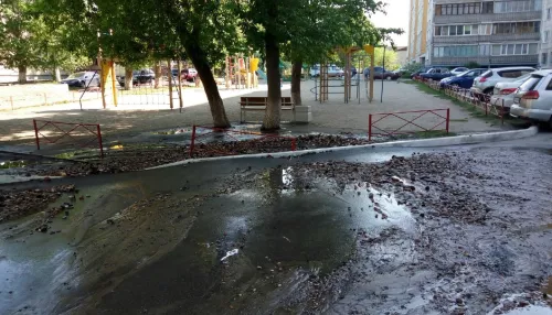 В Барнауле из-за прорыва трубопровода затопило водой двор