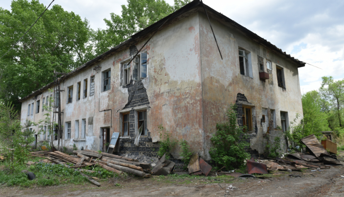 аварийные дома снесут. снос аварийного жилья. демонтаж высотных зданий. снесенный дом. ветхое и аварийное жилье.