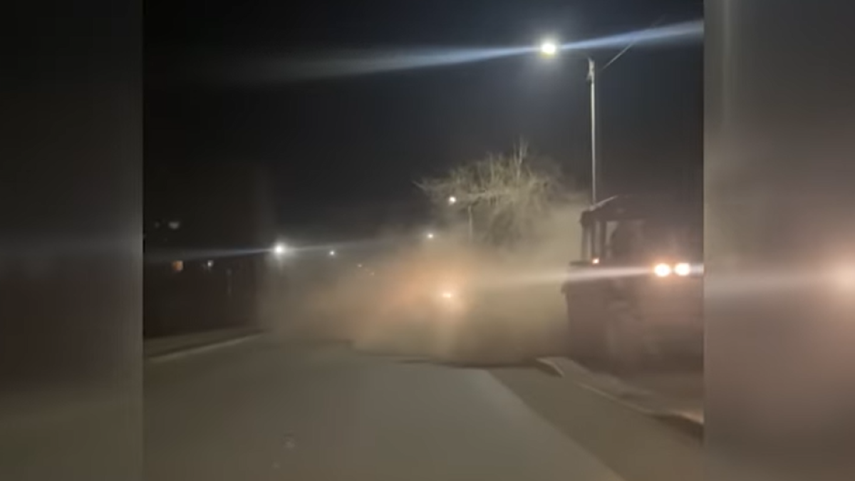 Облако пыли от уборки дорог в Бийске
