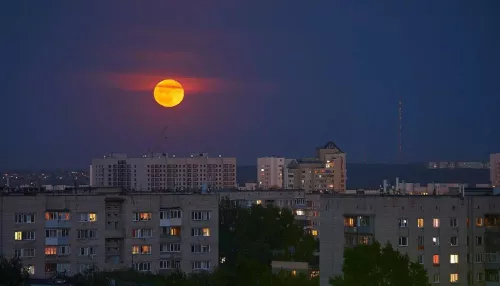 Барнаульцы ночью наблюдали кровавое майское суперлуние