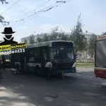 В Барнауле на Ленина водитель автобуса потерял сознание и въехал в столб