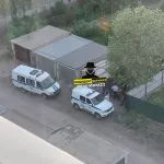 В Барнауле в гаражах у многоэтажки нашли труп мужчины