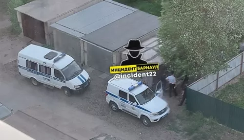 В Барнауле в гаражах у многоэтажки нашли труп мужчины